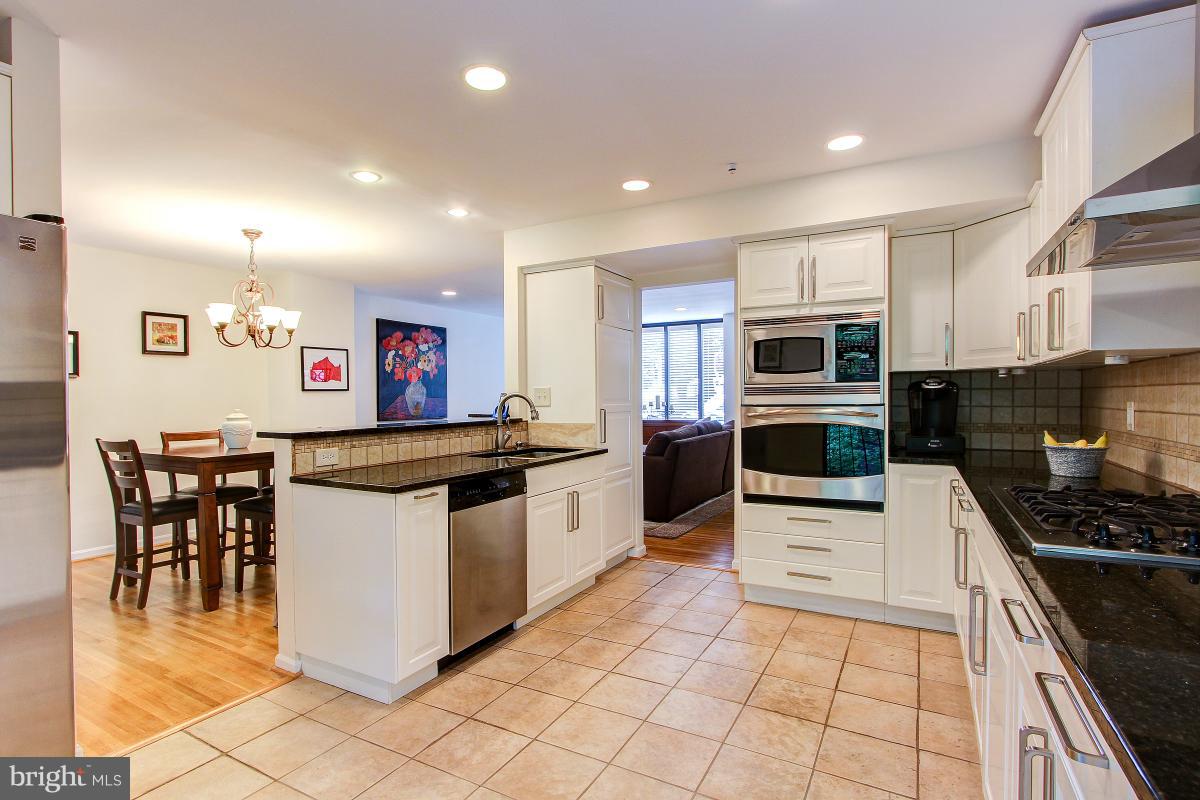 10827 Deborah Drive Potomac, MD 20854 - Photo 3 of 30 Kitchen