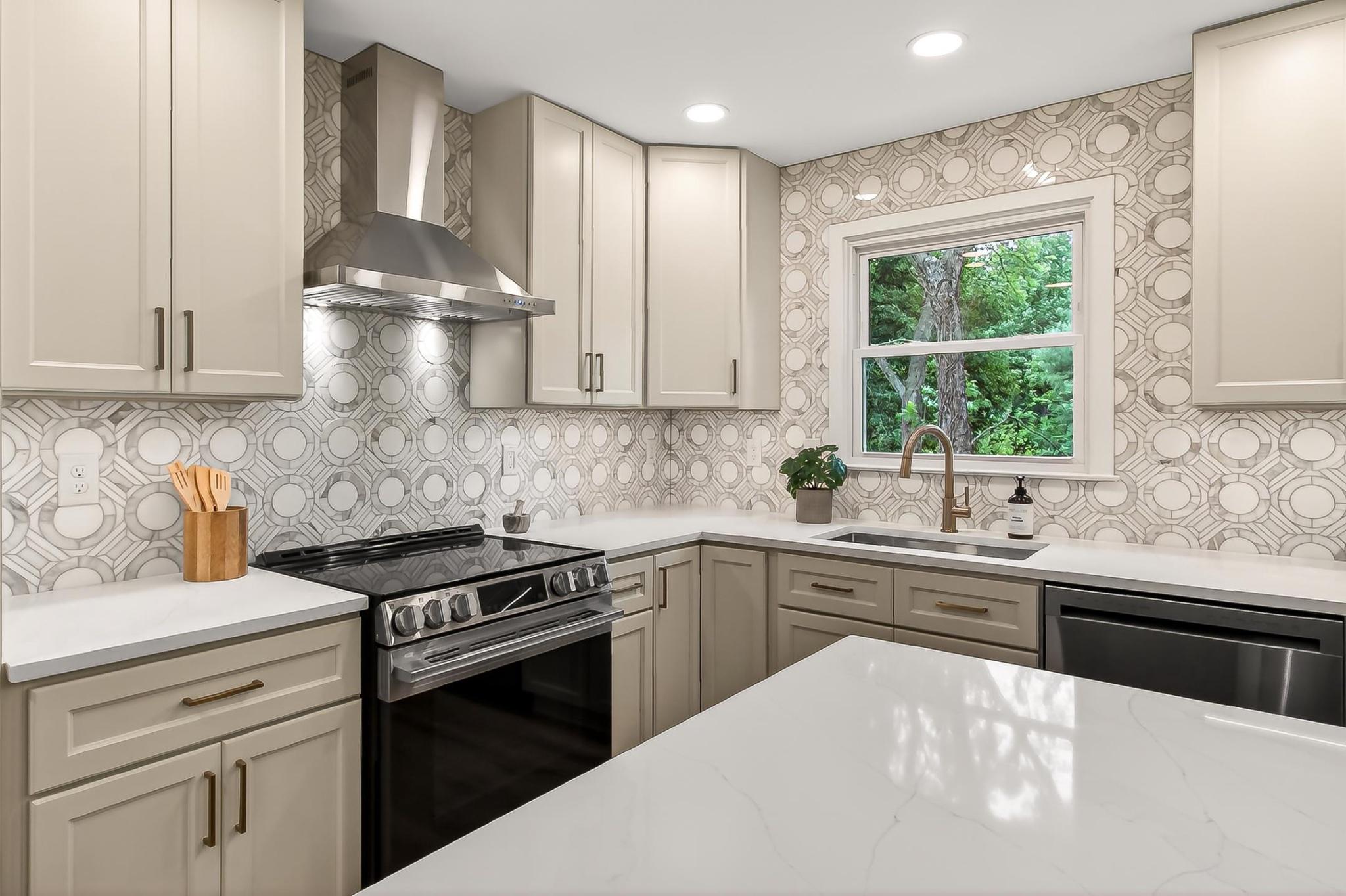7124 Whetstone Road Alexandria, VA 22306 - Photo 12 of 37 Beautiful backsplash with a modern appeal.