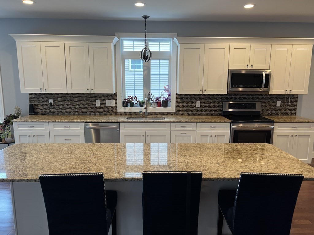 32 Colonial Road Webster, MA 01570 - Photo 11 of 34