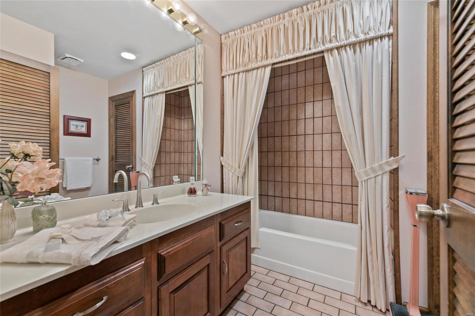 24 Chesterfield Lakes Road Chesterfield, MO 63005 - Photo 26 of 49 Gallery Image 26