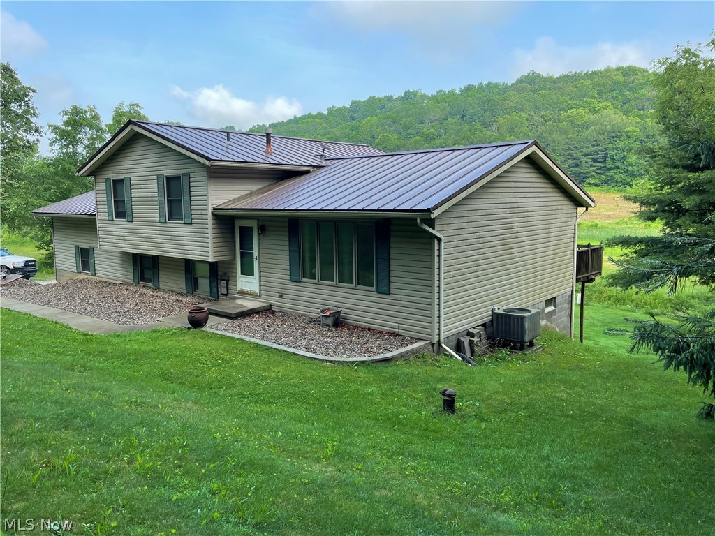 15108 Pleasant Valley Road Southeast Newcomerstown, OH 43832 - Photo 3 of 24