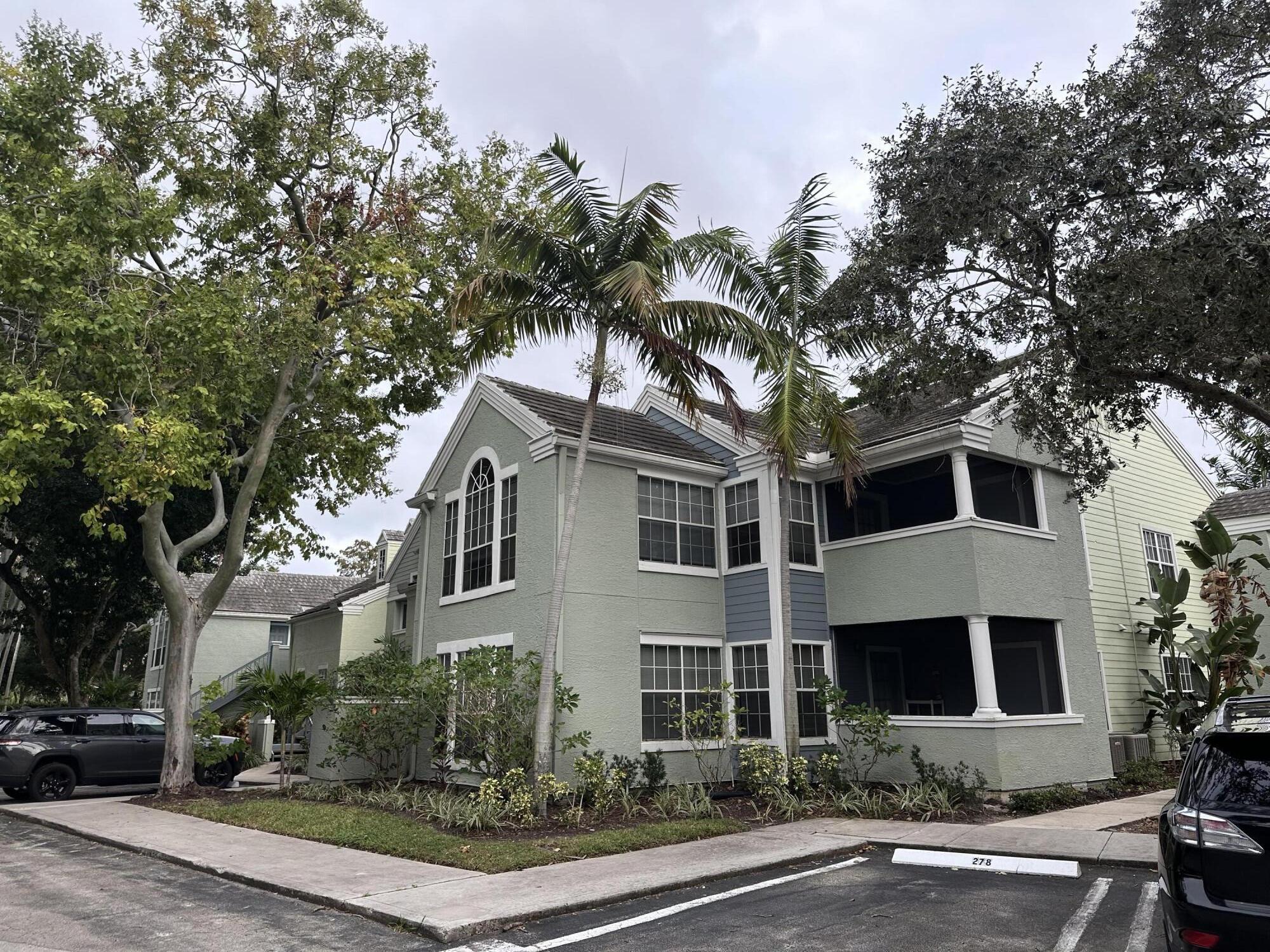 1050 Crystal Way, Unit H Delray Beach, FL 33444 - Photo 3 of 41 BahiaExteriorPatioSide