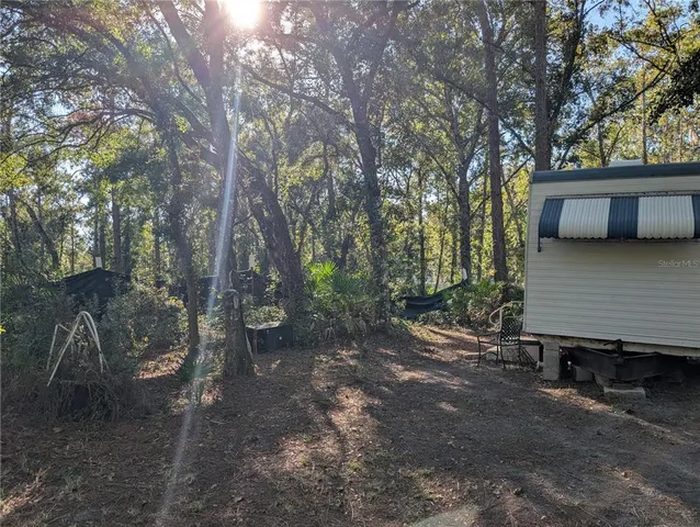 a view of a back yard