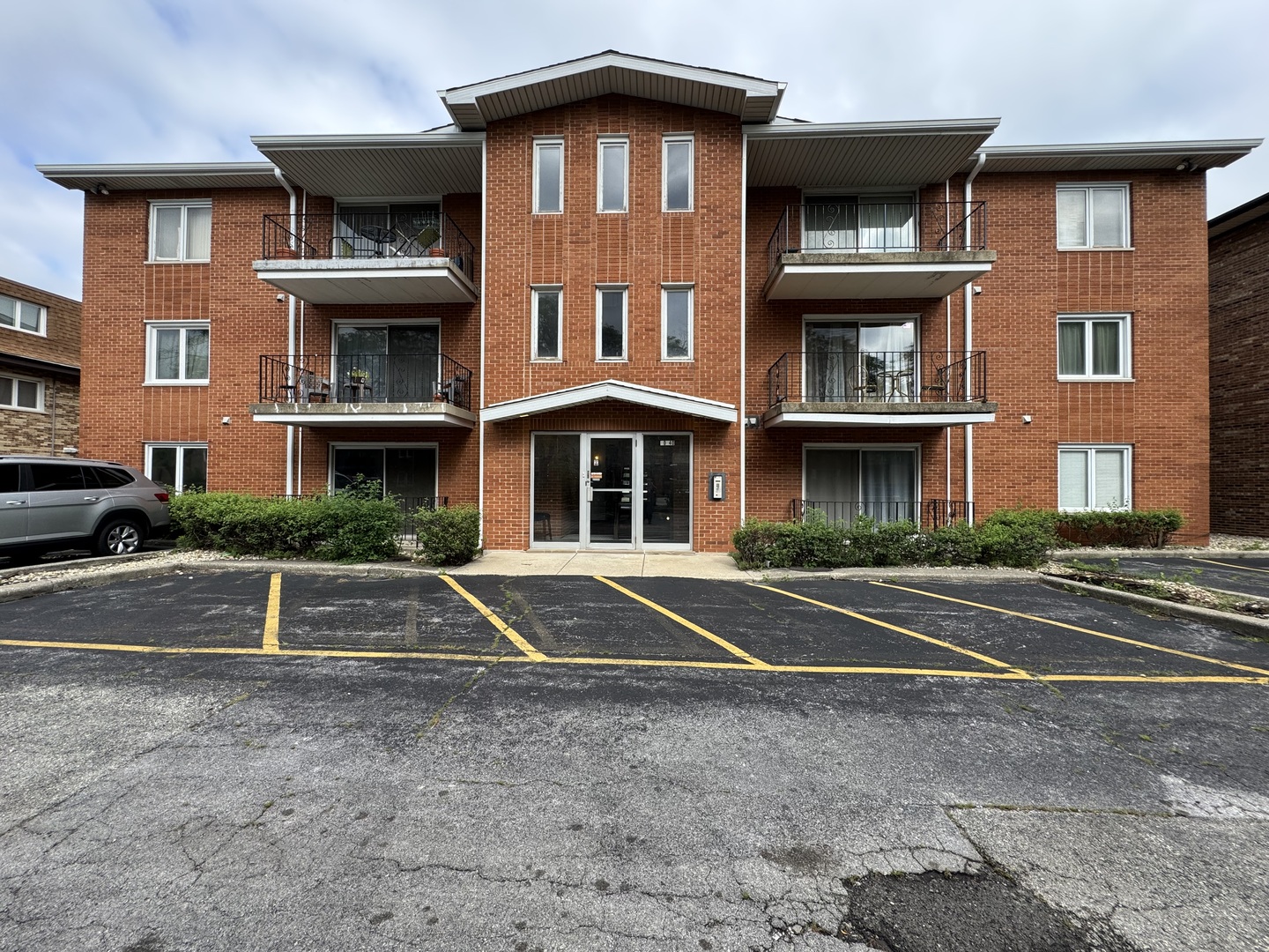 10840 Kilpatrick Avenue, Unit 1NW Oak Lawn, IL 60453 - Photo 11 of 11 a front view of a residential apartment building with a yard