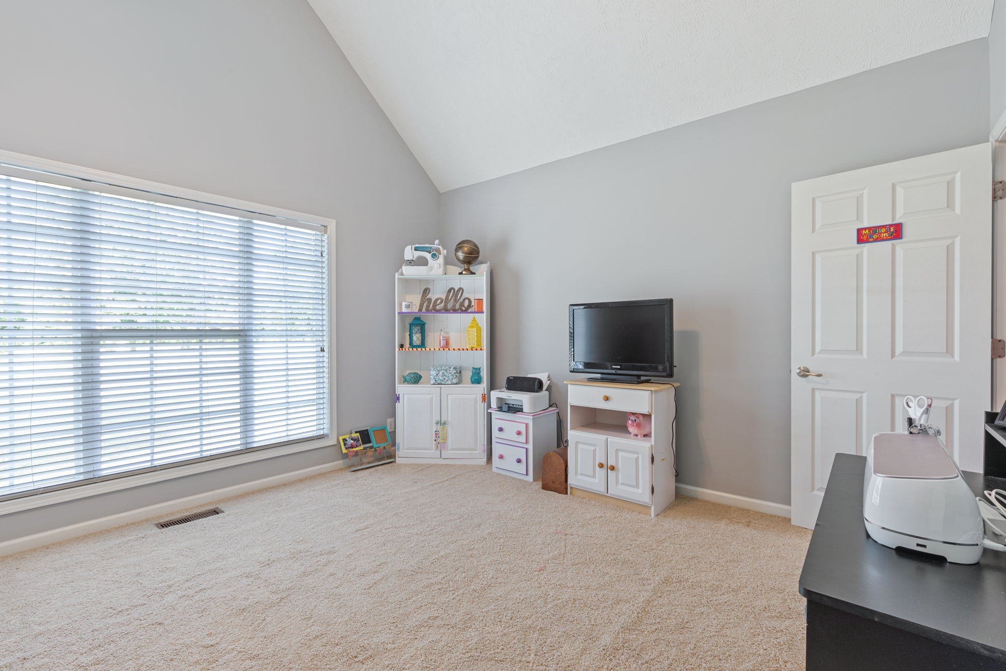 1972 Espy Road Bradyville, TN 37026 - Photo 34 of 67 a living room with furniture and a flat screen tv