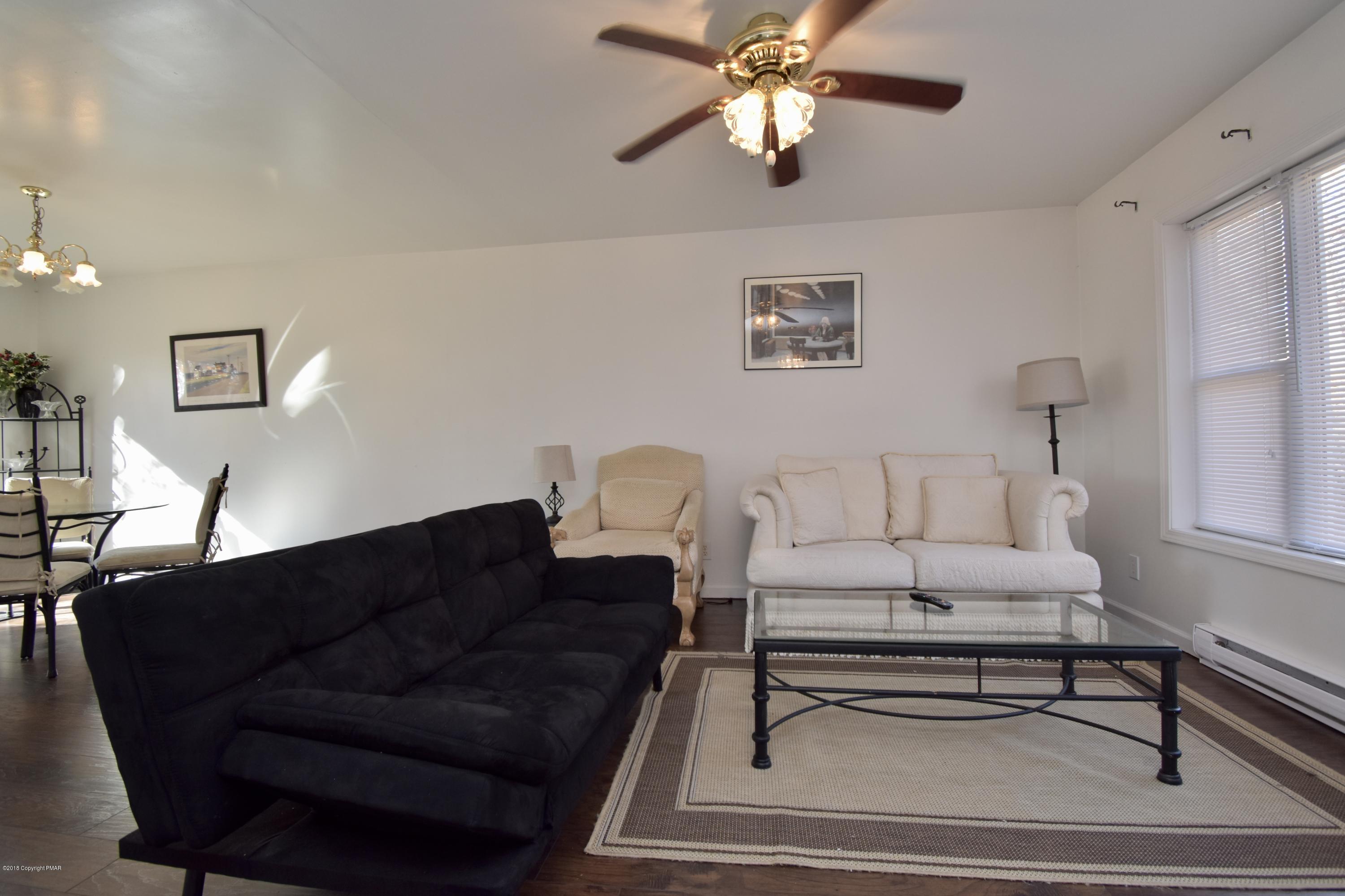 172 Edinburgh Road Bushkill, PA 18324 - Photo 5 of 26 a living room with furniture