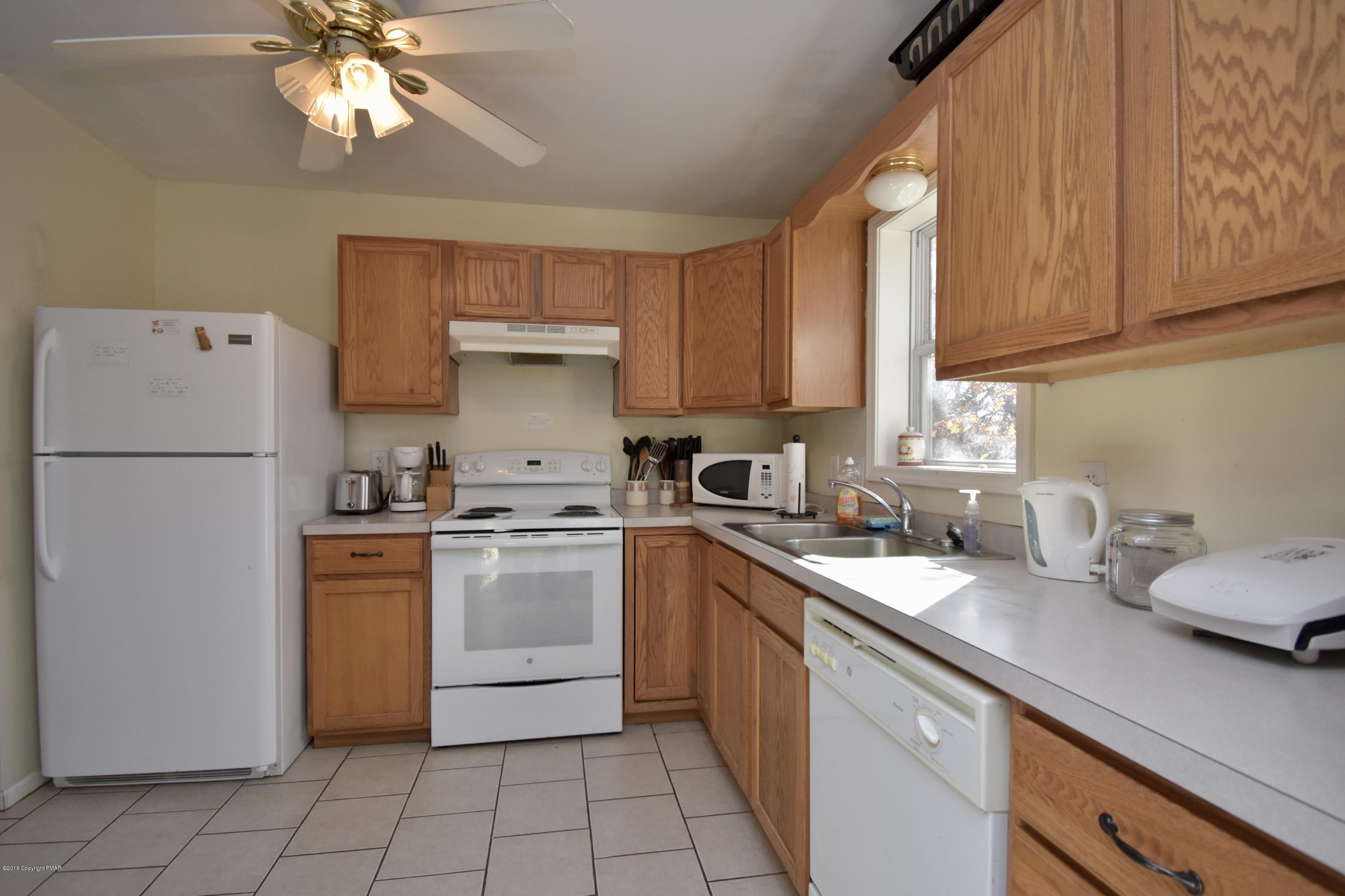 172 Edinburgh Road Bushkill, PA 18324 - Photo 8 of 26 kitchen