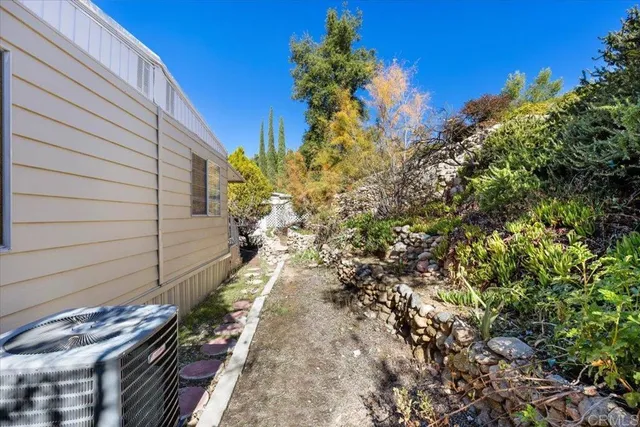 a view of a pathway with a pathway