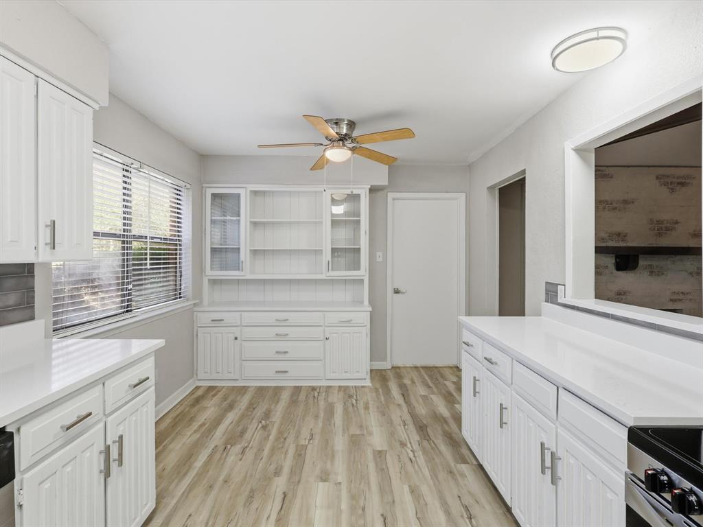 1811 Briarcrest Lane Arlington, TX 76012 - Photo 15 of 29 a view of cabinets and window