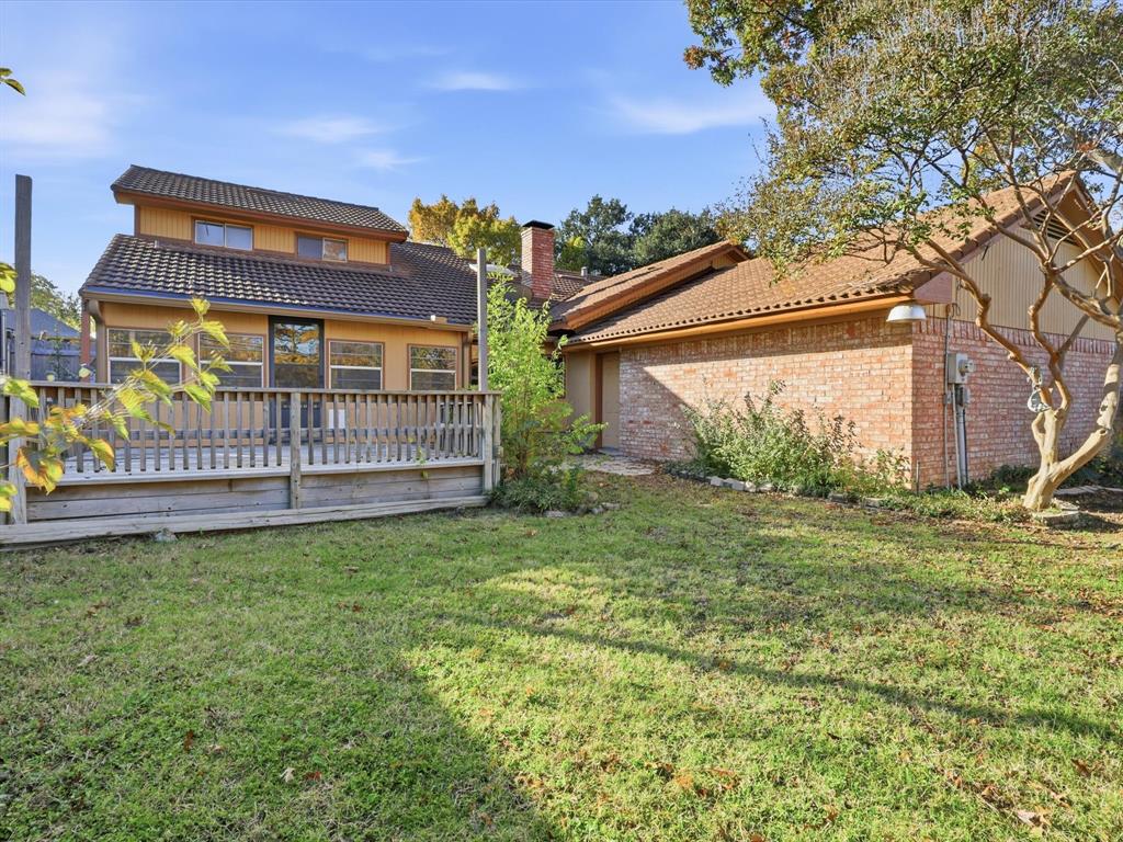 1811 Briarcrest Lane Arlington, TX 76012 - Photo 27 of 29 a front view of a house with garden