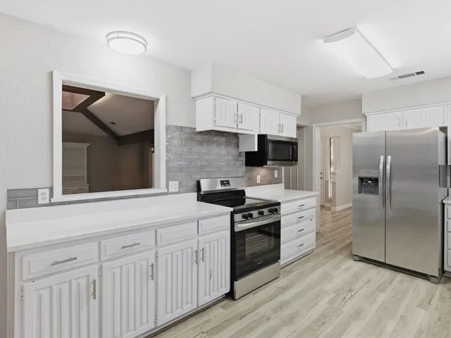 a view of empty room with ceiling fan
