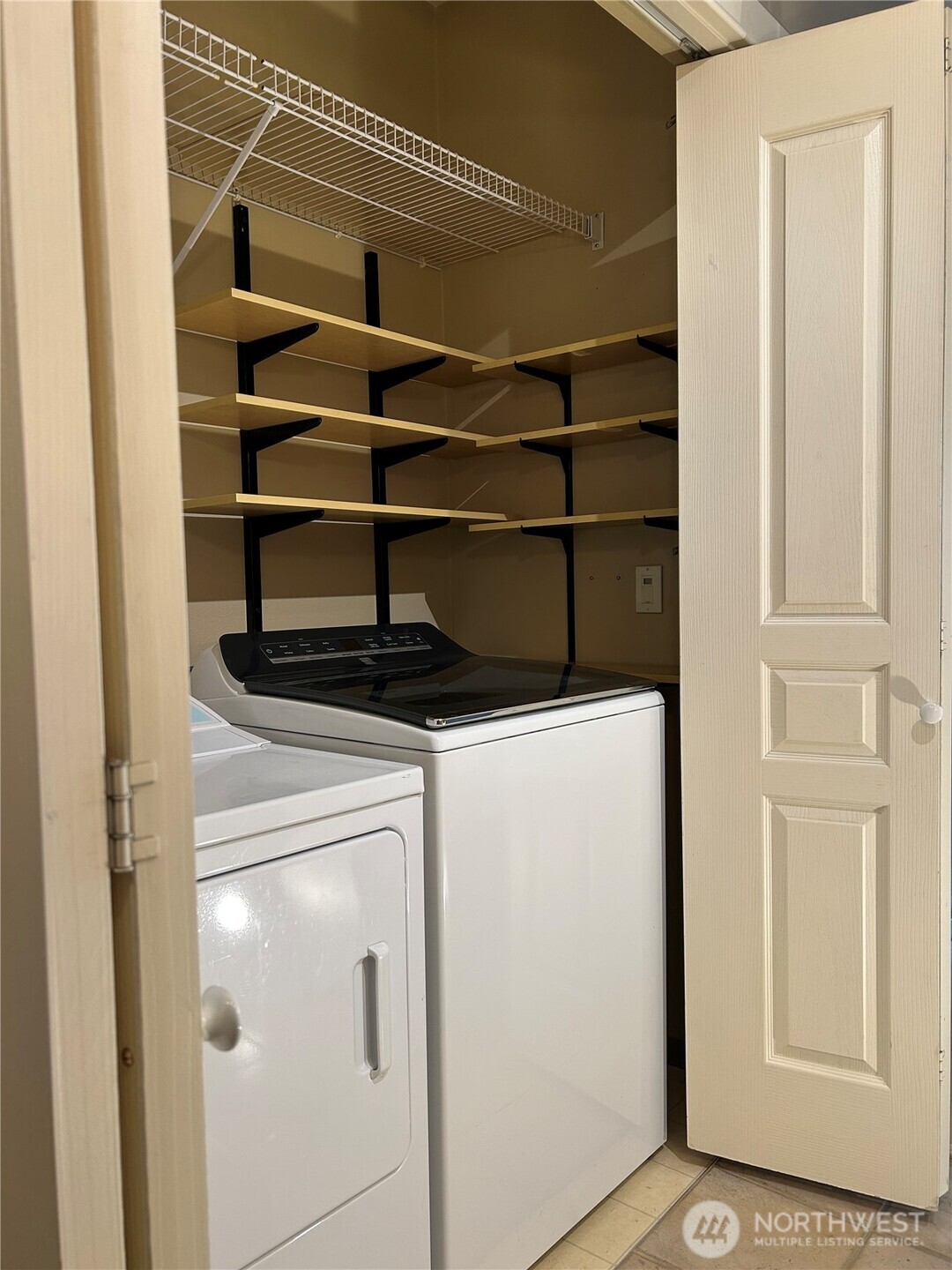 1900 Alaskan Way, Unit 402 Seattle, WA 98101 - Photo 18 of 37