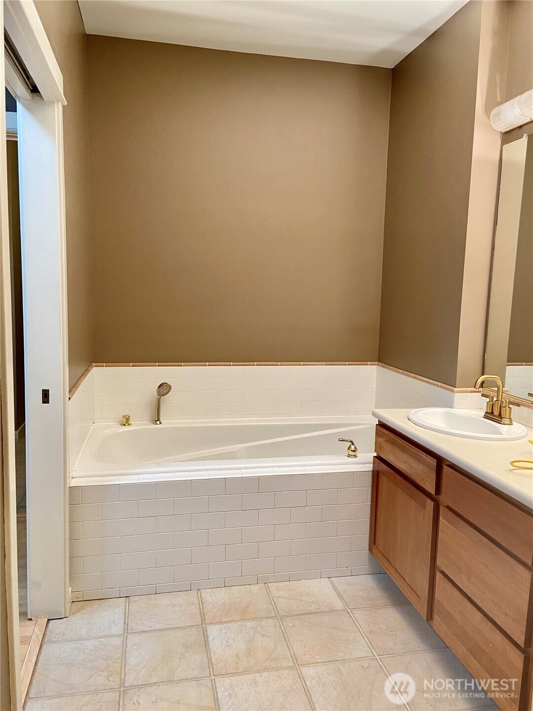 1900 Alaskan Way, Unit 402 Seattle, WA 98101 - Photo 23 of 37