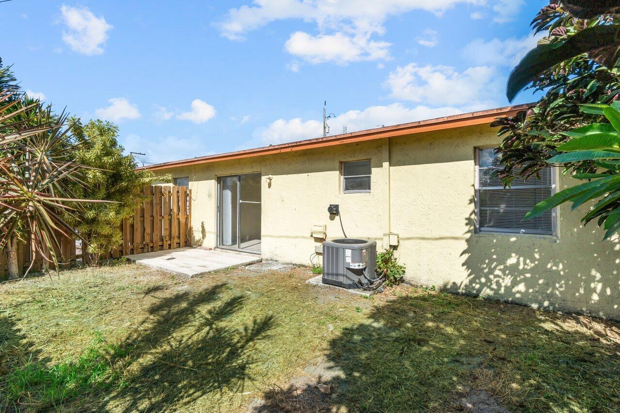 4762 Gulfstream Road Lake Worth, FL 33461 - Photo 4 of 20 019-4762GulfstreamRoad-LakeWorthBeach-FL