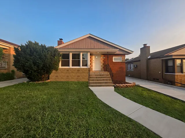 $384,900 | 2719 West 94th Street, Evergreen Park, IL 60805