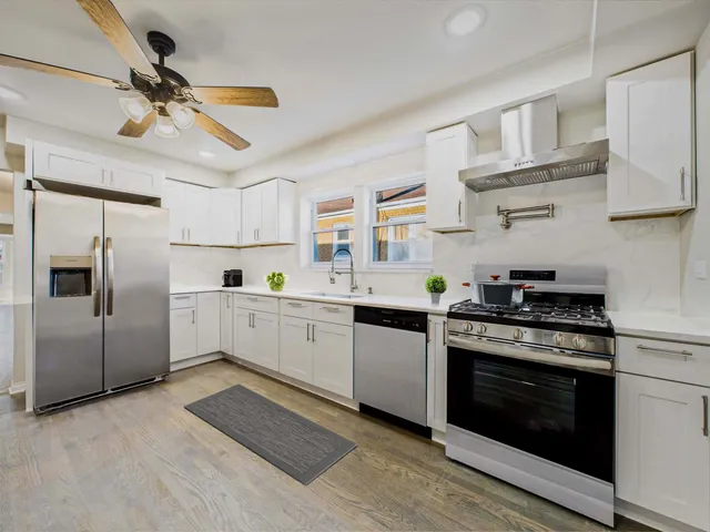 $380,000 | 2719 West 94th Street, Evergreen Park, IL 60805