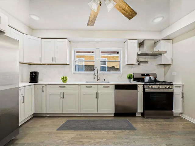 $380,000 | 2719 West 94th Street, Evergreen Park, IL 60805