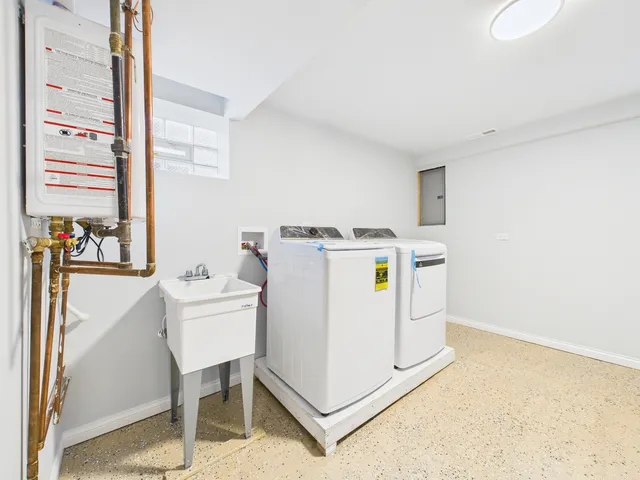 $380,000 | 2719 West 94th Street, Evergreen Park, IL 60805