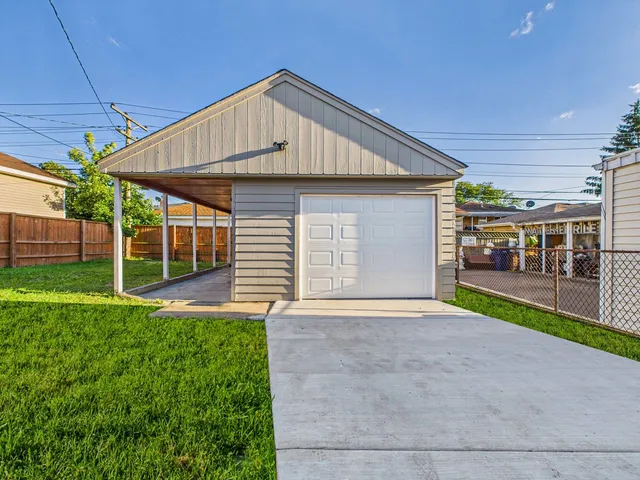 $380,000 | 2719 West 94th Street, Evergreen Park, IL 60805