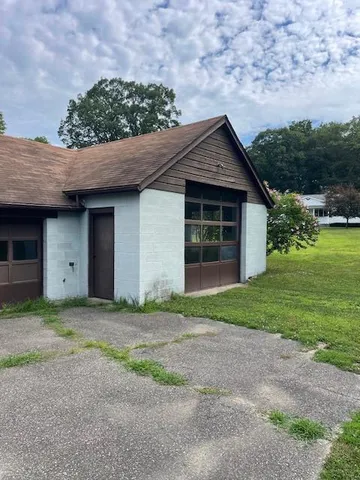a view of a house with backyard