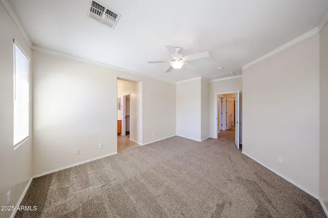 a view of empty room with a ceiling fan