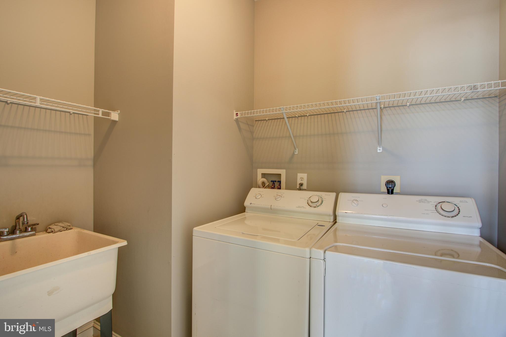 13620 Ryton Ridge Lane Gainesville, VA 20155 - Photo 29 of 34 Main level mud room off the garage w/laundry