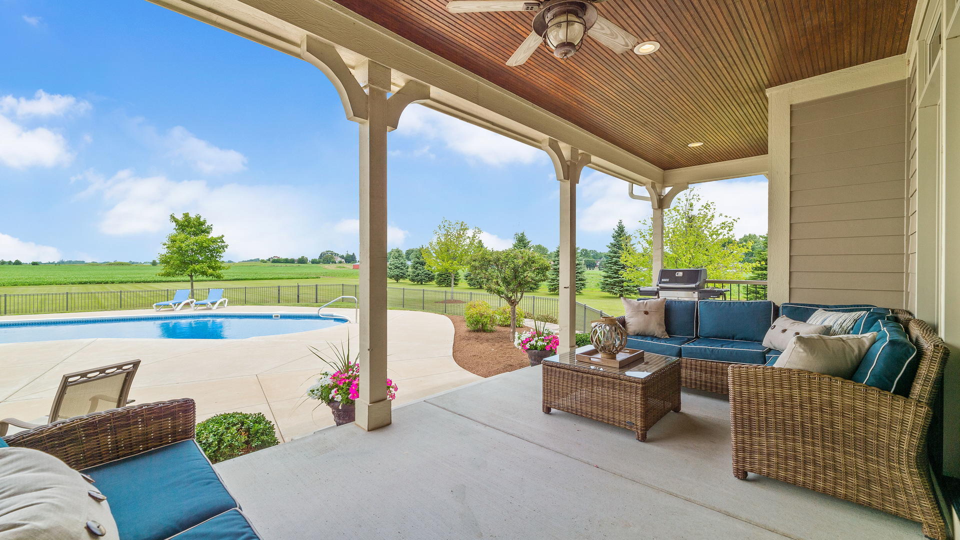 44-w230 Scott Road Sugar Grove, IL 60554 - Photo 33 of 44 a living room with patio furniture and garden view