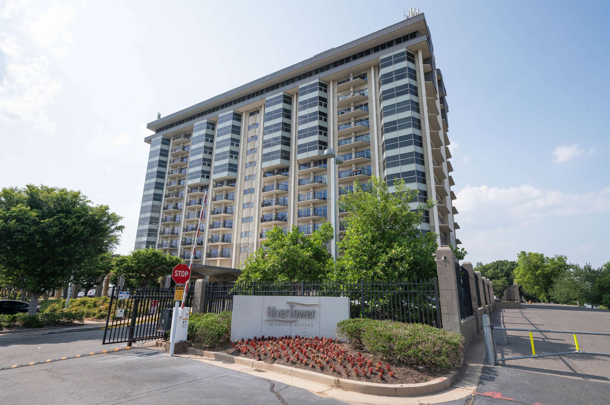 655 Riverside Drive, Unit 606A Memphis, TN 38103 - Photo 1 of 35 a front view of a building