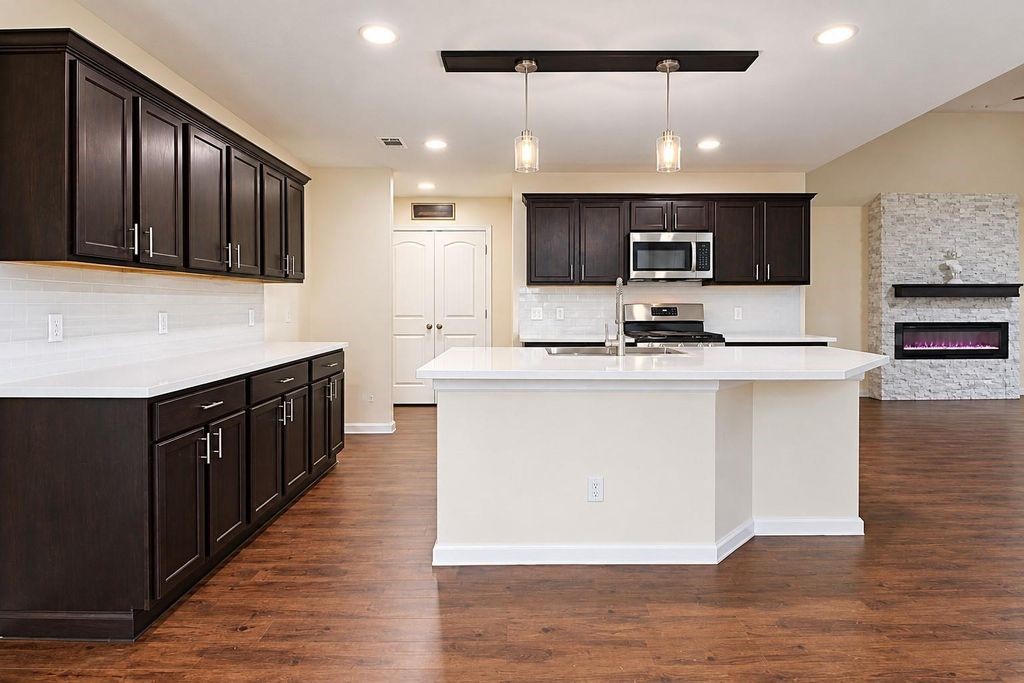5612 Rainflower Terrace Lane Spring, TX 77389 - Photo 9 of 46 Gallery Image 9