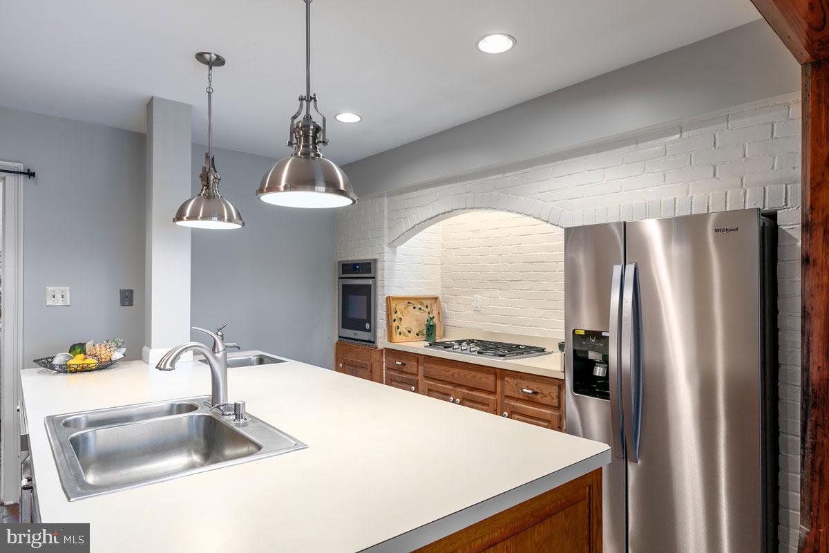 39846 Thomas Mill Road Leesburg, VA 20175 - Photo 16 of 42 Brand new accent lighting, fridge and wall oven.