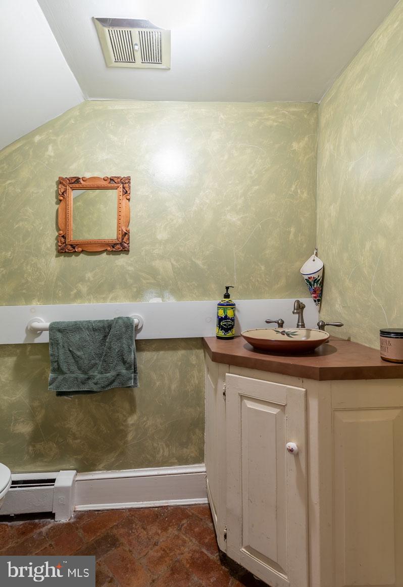 39846 Thomas Mill Road Leesburg, VA 20175 - Photo 20 of 42 Main level powder room.