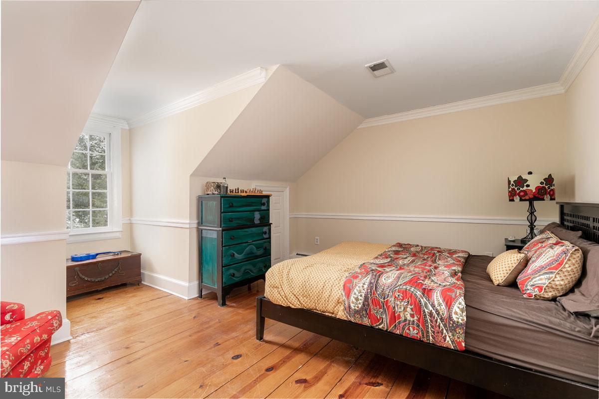 39846 Thomas Mill Road Leesburg, VA 20175 - Photo 22 of 42 Stylish accents in this large bedroom.