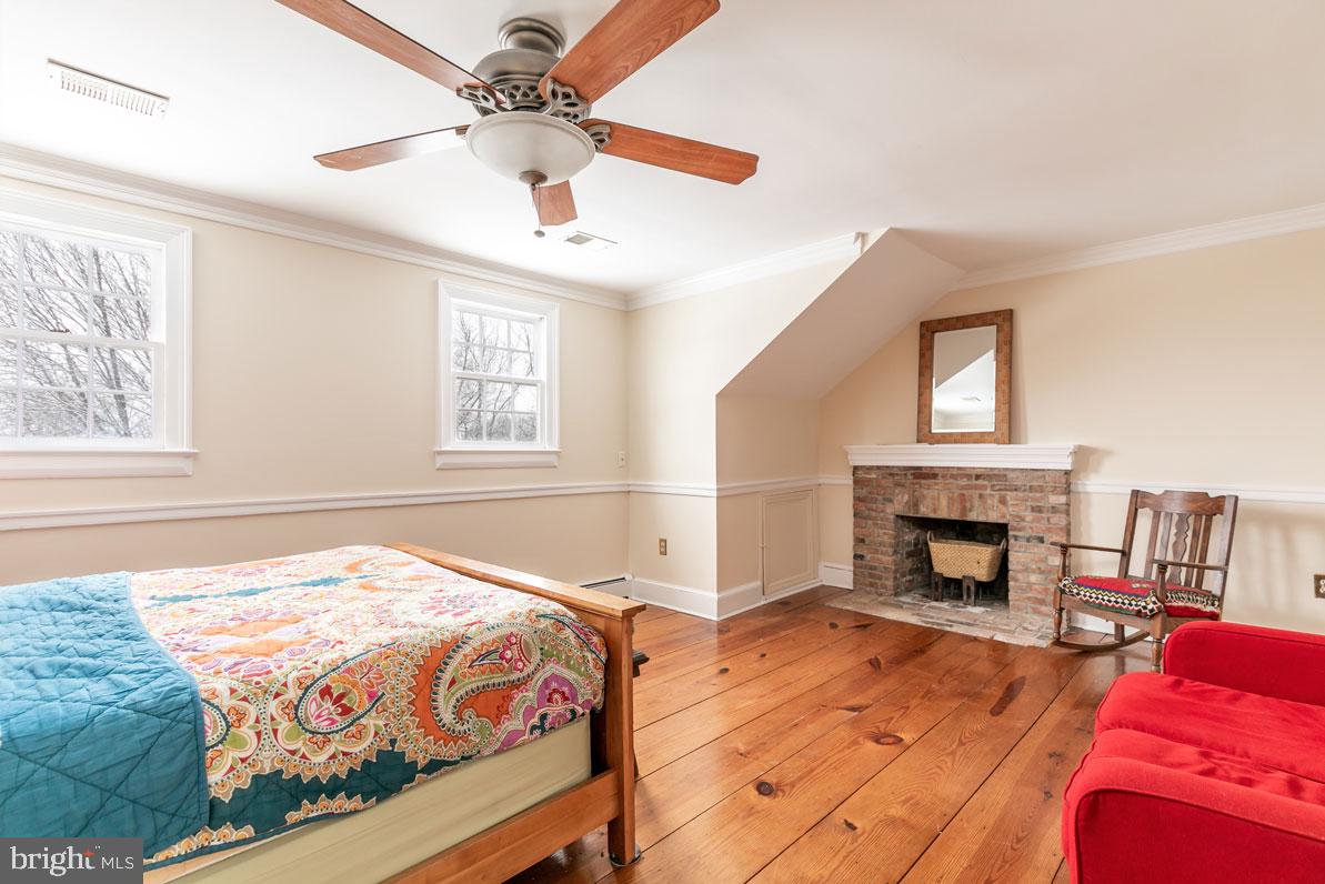 39846 Thomas Mill Road Leesburg, VA 20175 - Photo 28 of 42 2nd upper level bedroom with fireplace.