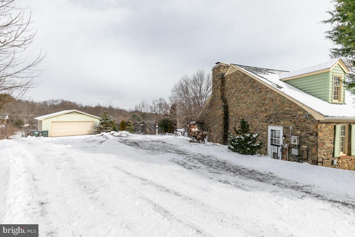 39846 Thomas Mill Road Leesburg, VA 20175 - Photo 36 of 42 Long driveway allows plenty of parking.