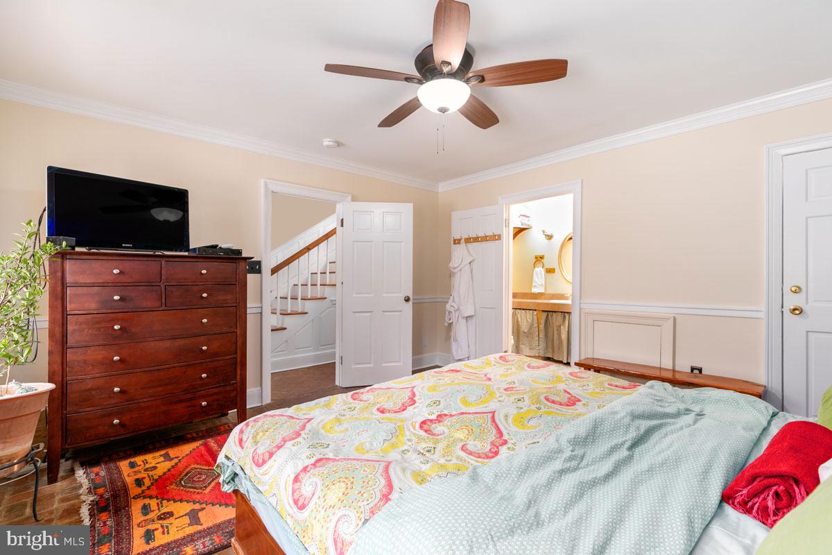 39846 Thomas Mill Road Leesburg, VA 20175 - Photo 5 of 42 With ensuite bathroom and walk-in closet.