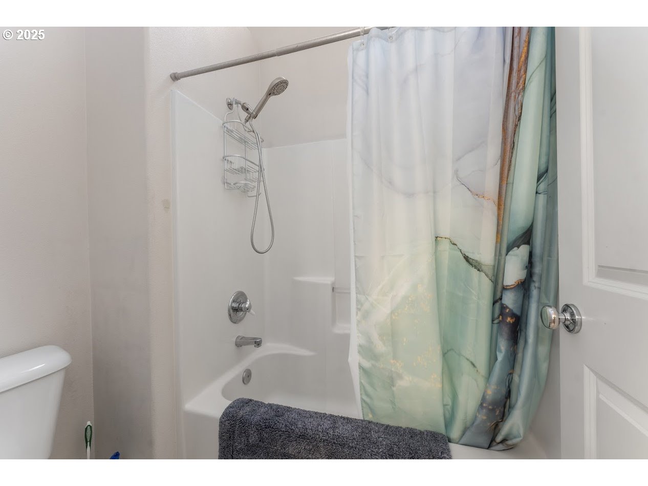 1032 Northwest Burnside Road Gresham, OR 97030 - Photo 29 of 32 Bathroom