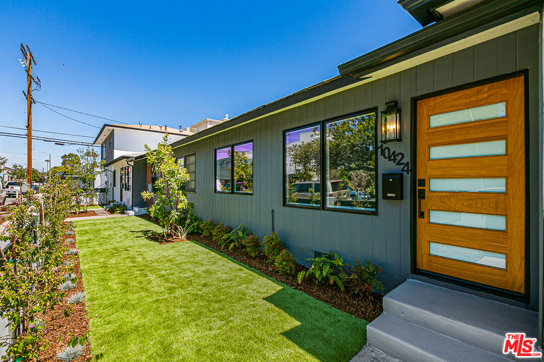 10420 Regent Street, Unit 10424 Los Angeles, CA 90034 - Photo 2 of 12 a front view of house with yard
