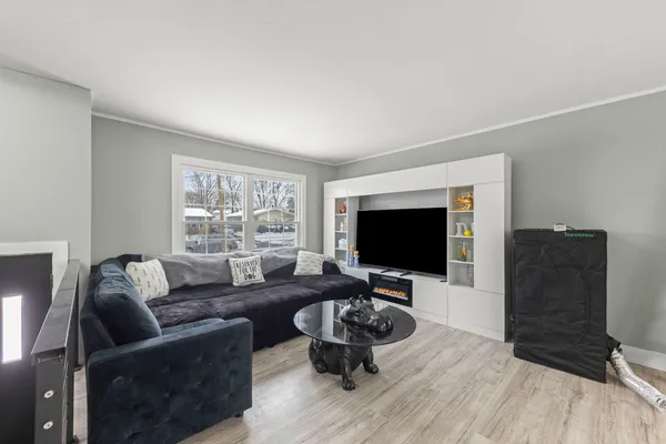 $349,999 | 1364 Leslie Lane East, Glendale Heights, IL 60139