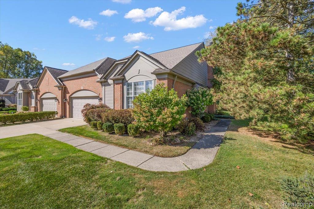 833 Garnet Court Rochester, MI 48306 - Photo 3 of 50