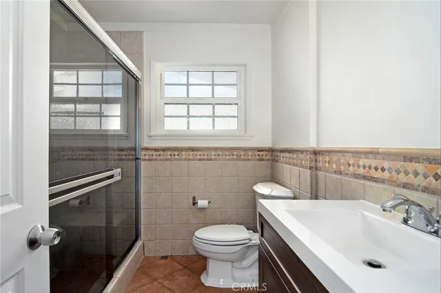 $975,000 | 19324 Victory Boulevard, Reseda, CA 91335