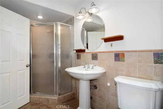 $975,000 | 19324 Victory Boulevard, Reseda, CA 91335