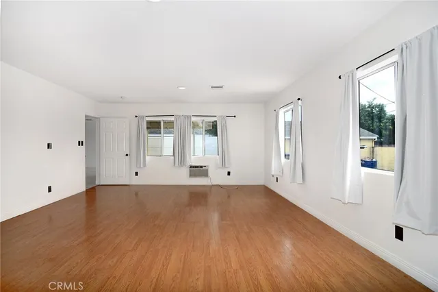 $975,000 | 19324 Victory Boulevard, Reseda, CA 91335