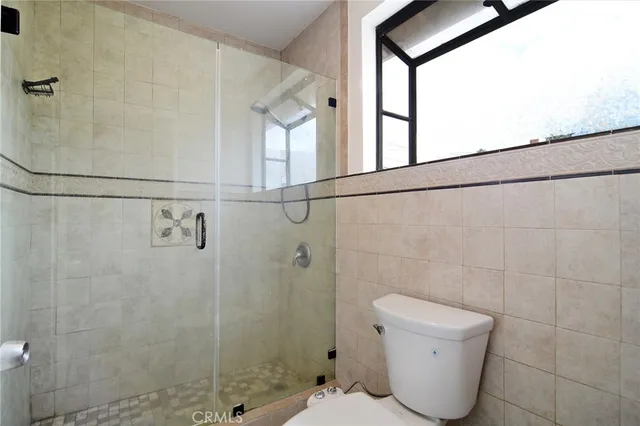 $975,000 | 19324 Victory Boulevard, Reseda, CA 91335