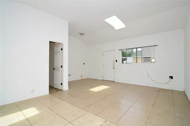 $975,000 | 19324 Victory Boulevard, Reseda, CA 91335