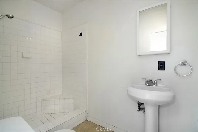 $975,000 | 19324 Victory Boulevard, Reseda, CA 91335