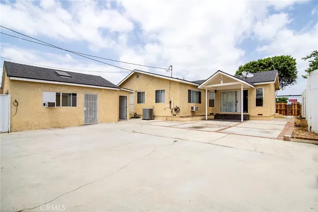 $975,000 | 19324 Victory Boulevard, Reseda, CA 91335