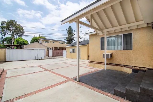 $975,000 | 19324 Victory Boulevard, Reseda, CA 91335