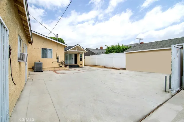 $975,000 | 19324 Victory Boulevard, Reseda, CA 91335