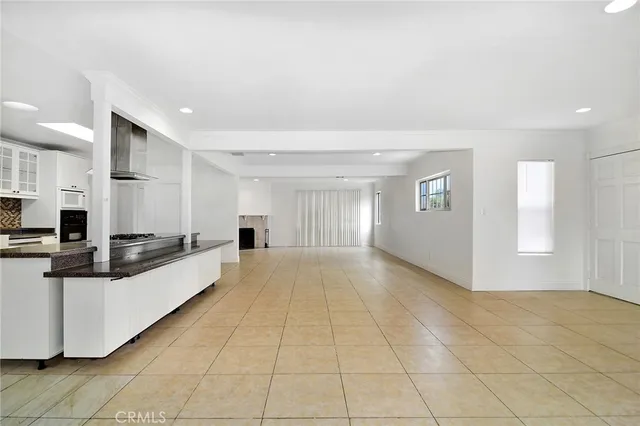 $975,000 | 19324 Victory Boulevard, Reseda, CA 91335