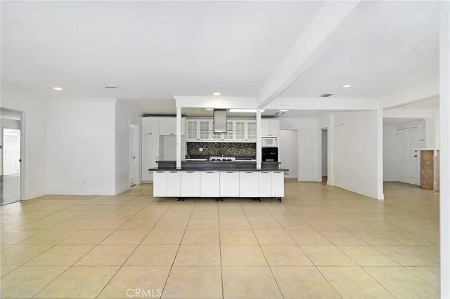 $975,000 | 19324 Victory Boulevard, Reseda, CA 91335